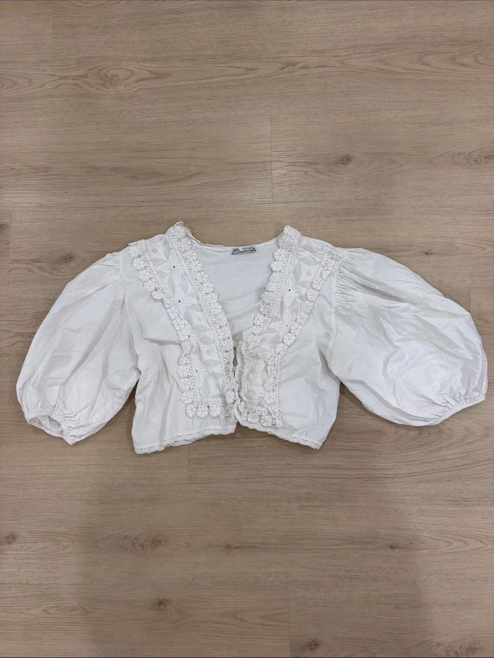 Zara small White Cropped Eyelet Lace Blouse